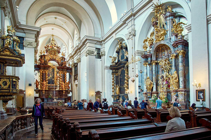 FOTO: Interiér kostela Panny Marie Sněžné. – stránka 44