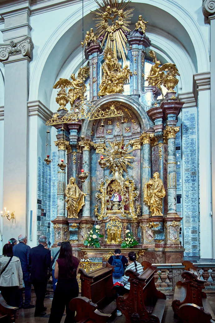 FOTO: Interiér kostela Panny Marie Sněžné. – stránka 48