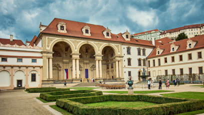 FOTO: Valdštejnská zahrada se objevuje v nové knize Dana Browna.