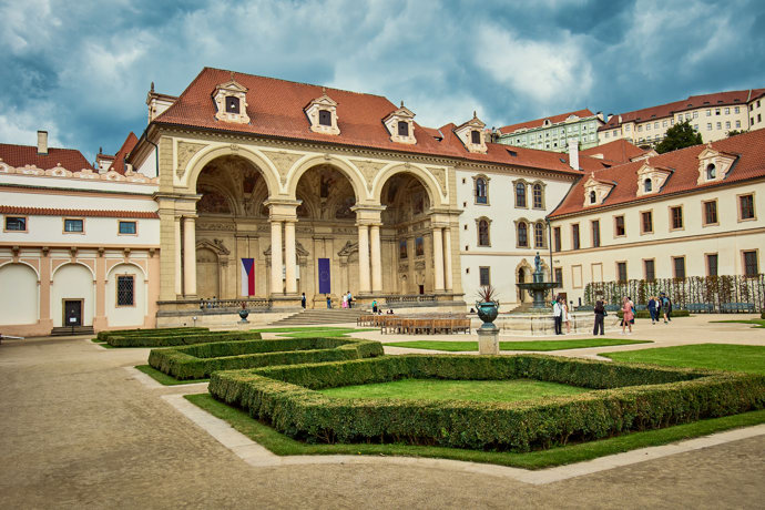 FOTO: Valdštejnská zahrada se objevuje v nové knize Dana Browna. – stránka 20