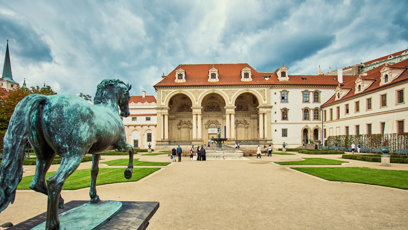 FOTO: Valdštejnská zahrada se objevuje v nové knize Dana Browna.