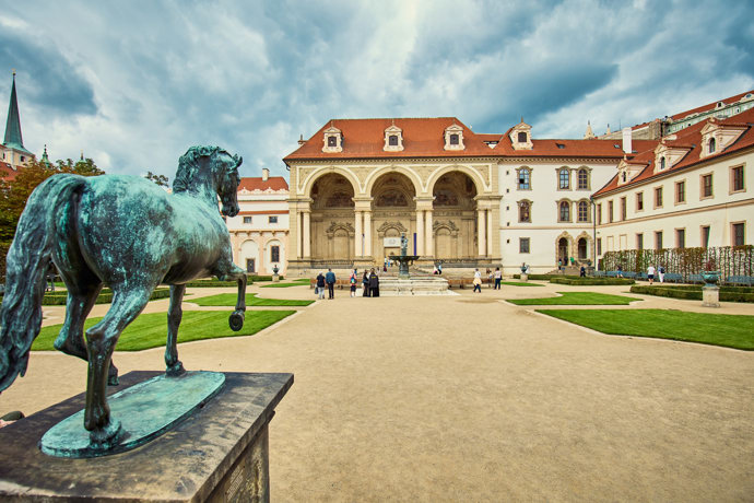 FOTO: Valdštejnská zahrada se objevuje v nové knize Dana Browna. – stránka 21