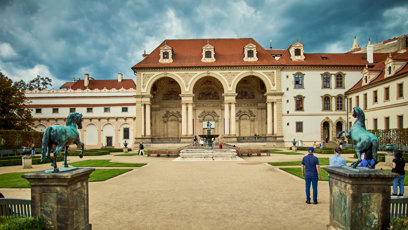 FOTO: Valdštejnská zahrada se objevuje v nové knize Dana Browna.