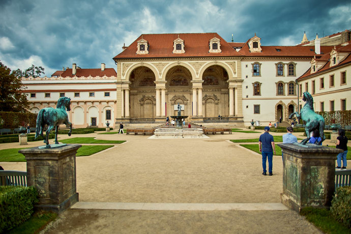 FOTO: Valdštejnská zahrada se objevuje v nové knize Dana Browna. – stránka 22