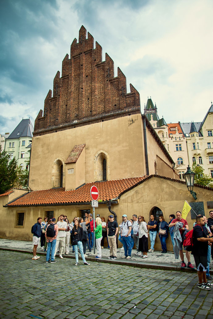 FOTO: Staronová synagoga je jednou z ústřední lokací v nové knize Dana Browna. – stránka 60