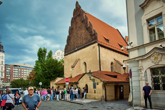 FOTO: Staronová synagoga je jednou z ústřední lokací v nové knize Dana Browna. – stránka 59