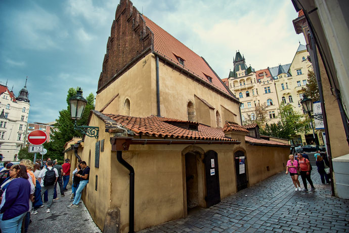 FOTO: Staronová synagoga je jednou z ústřední lokací v nové knize Dana Browna. – stránka 58
