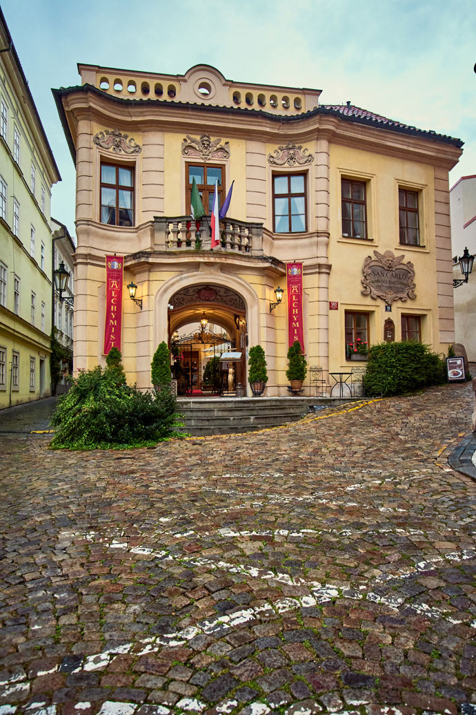 FOTO: Hotel Alchymist se objevuje v nové knize Dana Browna. – stránka 115