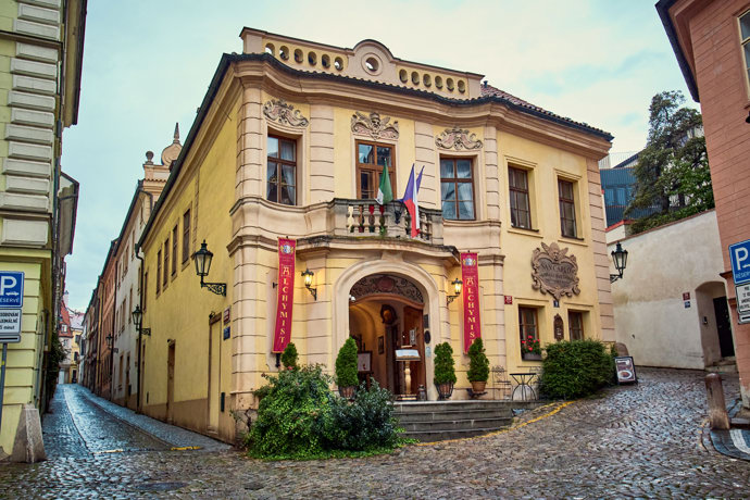 FOTO: Hotel Alchymist se objevuje v nové knize Dana Browna. – stránka 114
