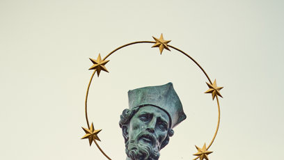 FOTO: Detail sochy světce Jana Nepomuckého na Karlově mostě.