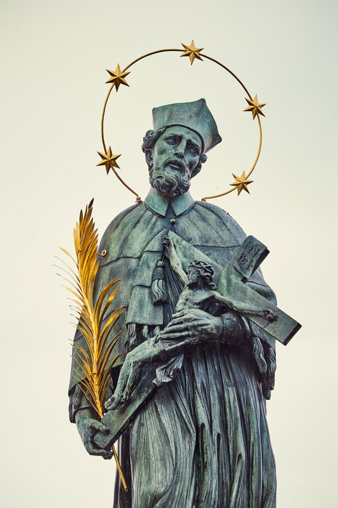 FOTO: Detail sochy světce Jana Nepomuckého na Karlově mostě. – stránka 93