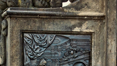 FOTO: Detail podstavce sochy světce Jana Nepomuckého na Karlově mostě.