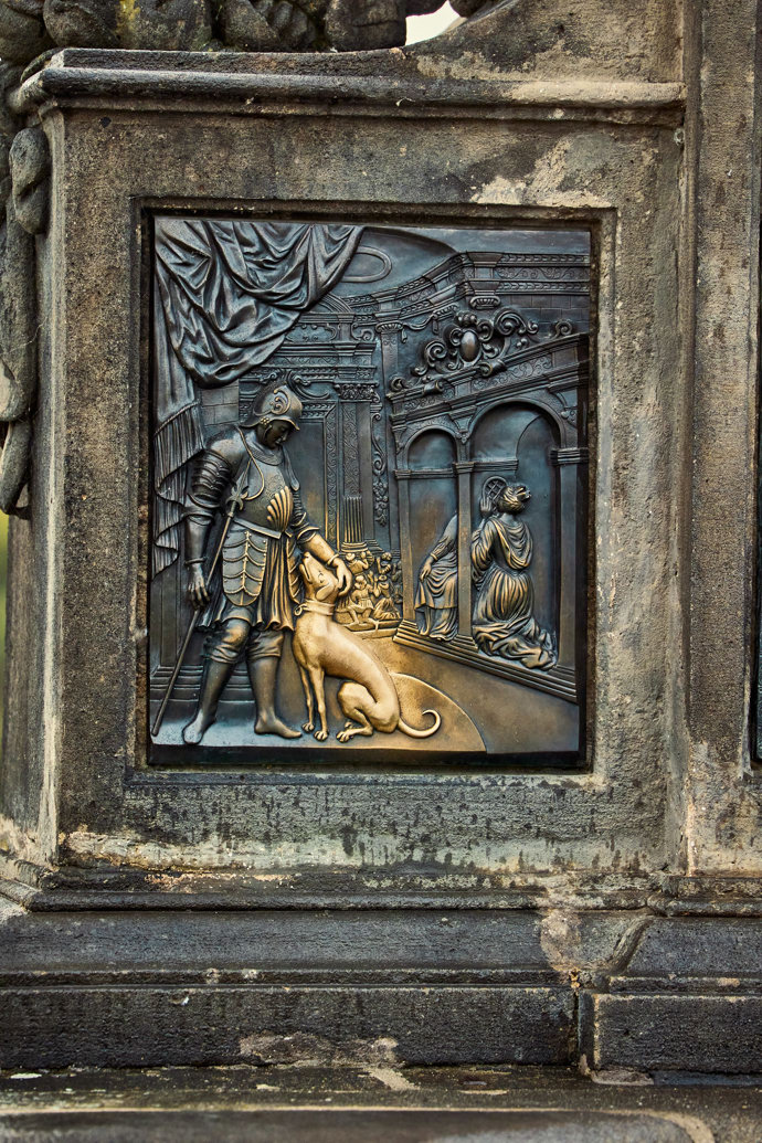 FOTO: Detail podstavce sochy světce Jana Nepomuckého na Karlově mostě. – stránka 92