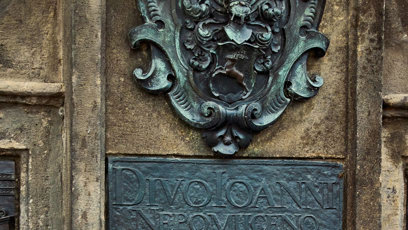 FOTO: Detail podstavce sochy světce Jana Nepomuckého na Karlově mostě.