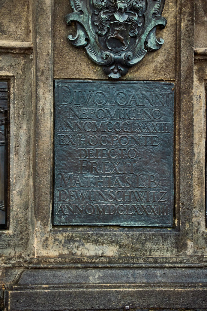 FOTO: Detail podstavce sochy světce Jana Nepomuckého na Karlově mostě. – stránka 91
