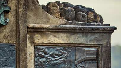 FOTO: Detail podstavce sochy světce Jana Nepomuckého na Karlově mostě.
