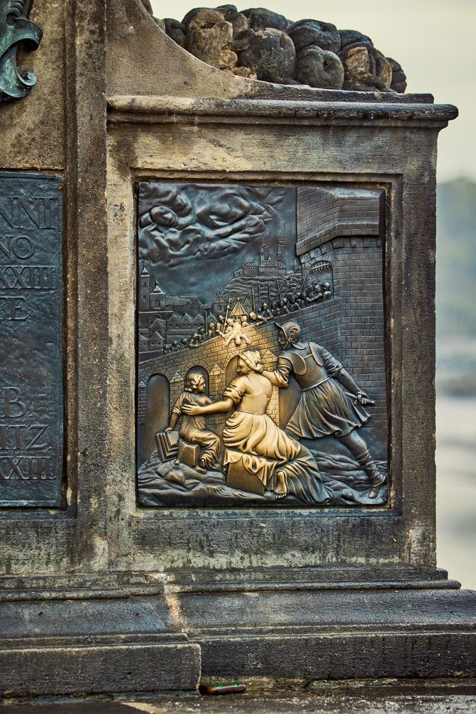 FOTO: Detail podstavce sochy světce Jana Nepomuckého na Karlově mostě. – stránka 96