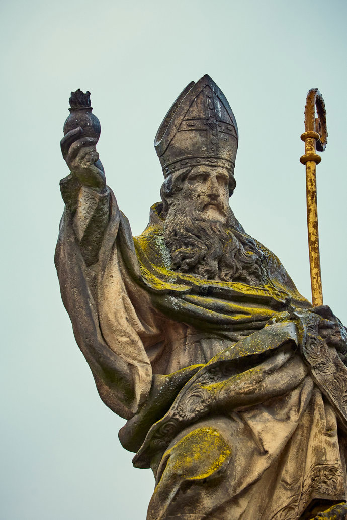 FOTO: Detail sochy svatého Augustina na Karlově mostě v Praze. – stránka 88
