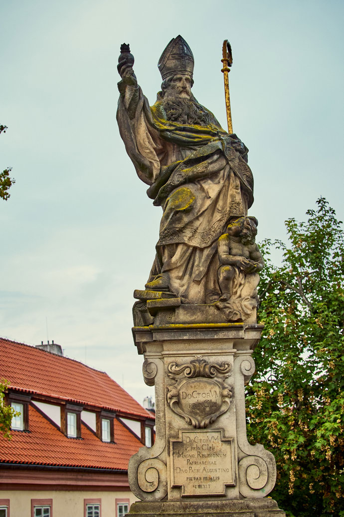 FOTO: Socha svatého Augustina na Karlově mostě v Praze. – stránka 87
