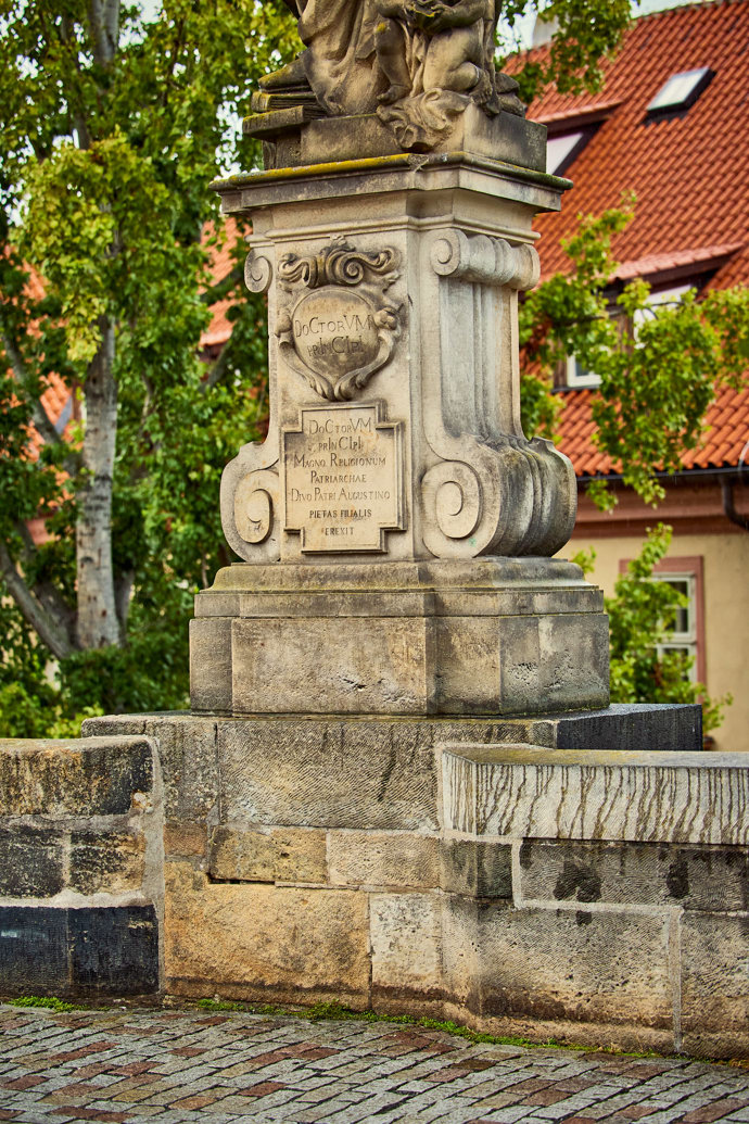 FOTO: Detail podstavce sochy svatého Augustina na Karlově mostě v Praze. – stránka 85