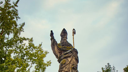 FOTO: Socha svatého Augustina na Karlově mostě v Praze.