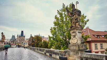 FOTO: Socha svatého Augustina na Karlově mostě v Praze.