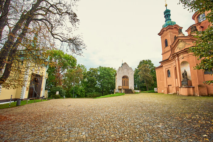 FOTO: Kostel sv. Vavřince, Zrcadlové bludiště a kaple Kalvárie na Petříně. – stránka 3