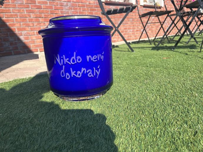 FOTO: Tuhle nádobu si mnozí spletli se skutečnou urnou Jiřího Krampola. – stránka 13
