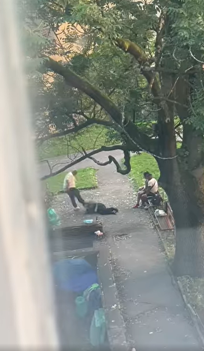 FOTO: Muž do ženy následně kopal. – stránka 1