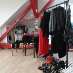 Pohled na obytnou půdu, kde jsou připravené věci na bazar Be Charity.