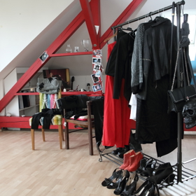 Pohled na obytnou půdu, kde jsou připravené věci na bazar Be Charity.