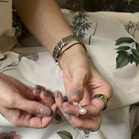 Prsten s perlou není snubní, snubní prsteny si s partnerkou nechaly u stejné designérky vytvořit ze žlutého zlata. 