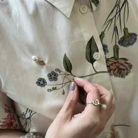 Cena brože ve tvaru špendlíku od designérky Ely Chroust začíná na 5 tisíci korunách. 