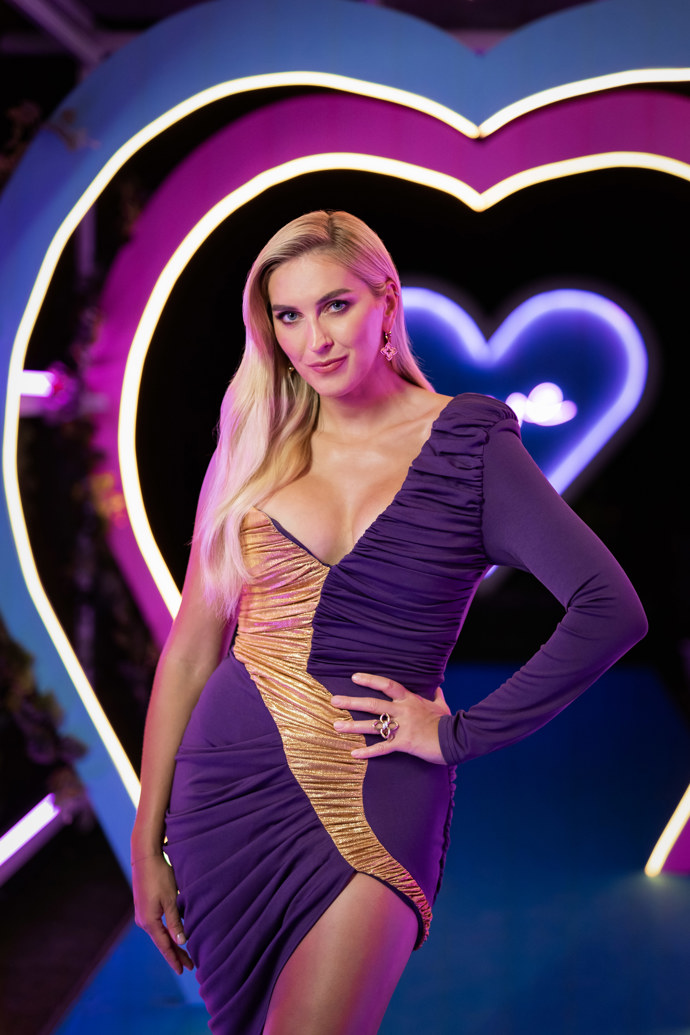 FOTO: Moderátorka show Zorka Hejdová. – stránka 1