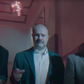 Filip Turek (vpravo) v netradičním hudebním klipu.