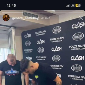 Na chvíli ji položil vedle váhy.