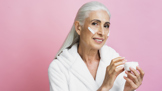 Tipy na omlazující krémy pro dámy 60+: Při výběru hledejte peptidy, kyselinu hyaluronovou a retinol