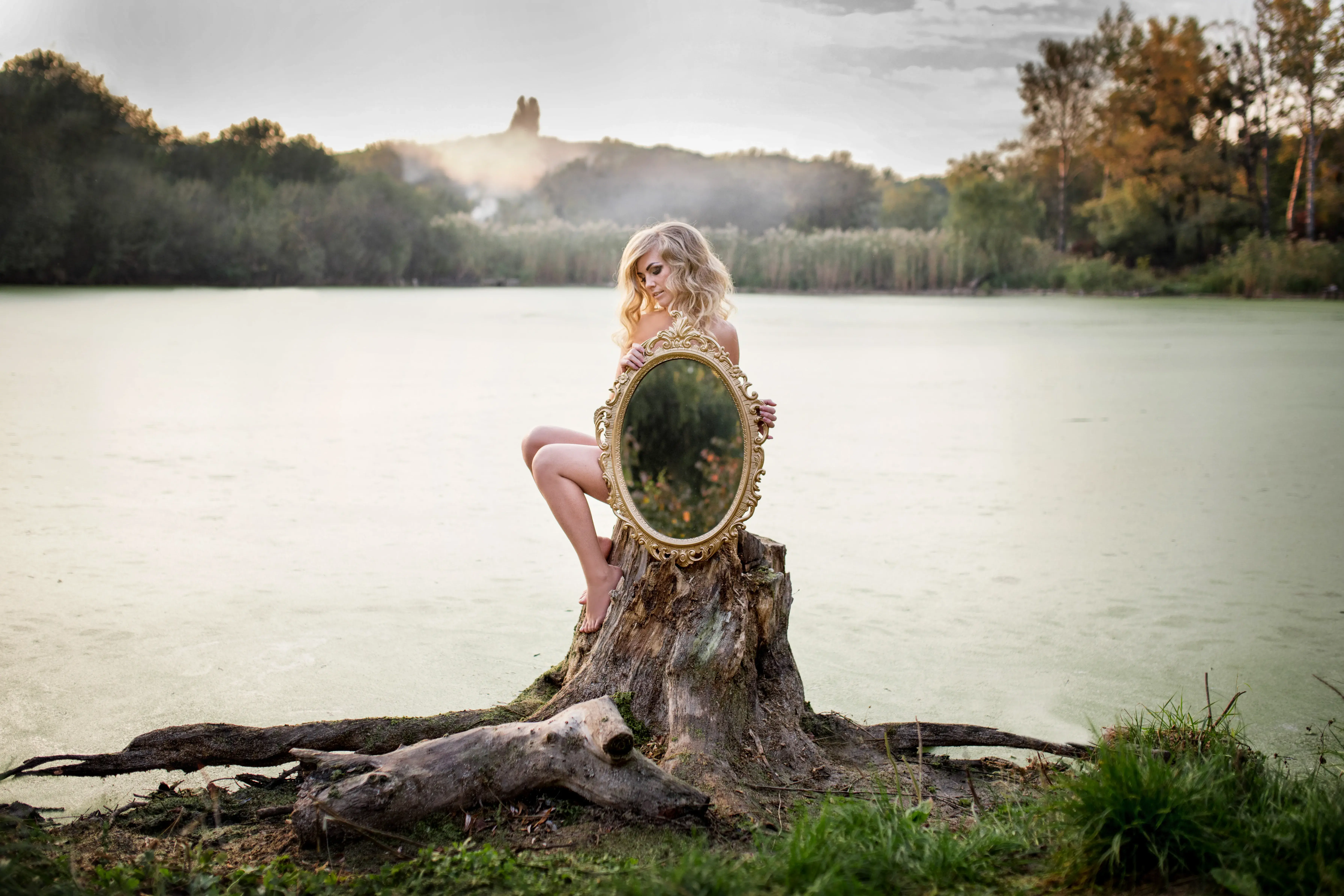 FOTO: žena, zrcadlo, jezero
