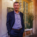 V seriálu Bratři a sestry hraje Jan Zadražil právníka Adolfa Bočka. 