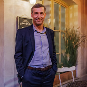 V seriálu Bratři a sestry hraje Jan Zadražil právníka Adolfa Bočka. 