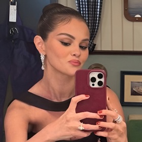 Tmavší nehtový design pojmenovaný toasted pumpkin je někde na pomezí vínové, cihlově červené a oranžové.