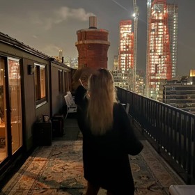 Aneta aktuálně žije v New Yorku.