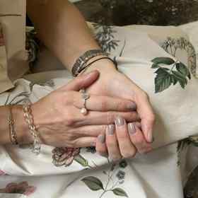 Farářka také odmítá, že by snad perly nosily smůlu. 