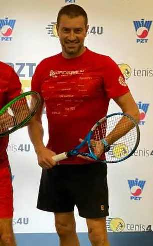 FOTO: Piotr se také věnuje tenisu.