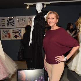 Vínovou nosí s oblibou také zpěvačka Helena Vondráčková. Podívejte se na náš výběr oblečení z aktuálních kolekcí, vybrali jsme pro vás ty nejhezčí kousky ve vínové barvě.