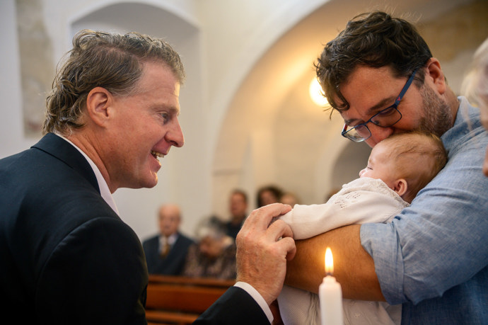 FOTO: Český režisér David Laňka pokřtil svou dceru Josefinu Mayu. Kmotrem se stal Petr Batěk. – stránka 1