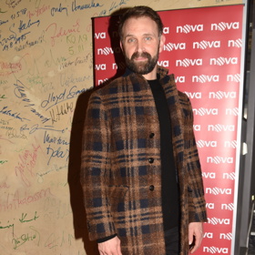 Herec kromě sak sahá po kabátech...