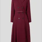 Jeho základ tvořily kabátové šaty od Emilie Wickstead. Velmi podobné má návrhářka v kolekci i letos (viz foto), model Chaney stojí 2 590 eur (cca 63 tisíc korun).
