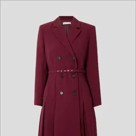 Jeho základ tvořily kabátové šaty od Emilie Wickstead. Velmi podobné má návrhářka v kolekci i letos (viz foto), model Chaney stojí 2 590 eur (cca 63 tisíc korun).