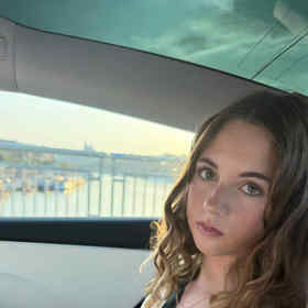 Patnáctiletá dcera Karly Mráčkové, Carla. 